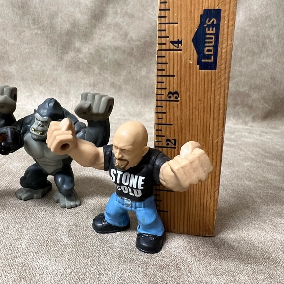 WWE Stetchable Action
Figures - Lot Of 2 Wrestlers & 1 Gorilla - Picture 5 of 6
